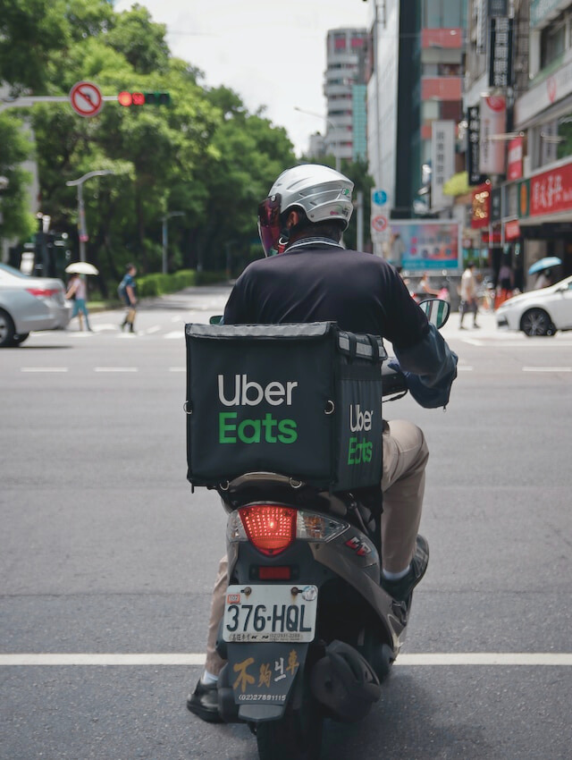 Kierowca Uber Eats z lukratywnymi zarobkami